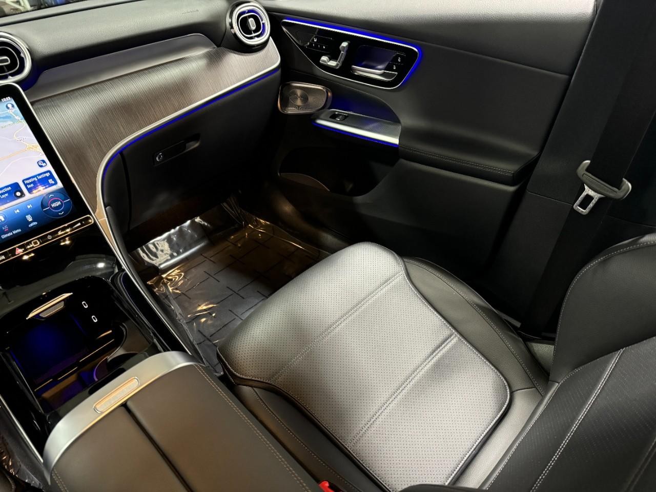 Mercedes-Benz GLC Vehicle Full-screen Gallery Image 15