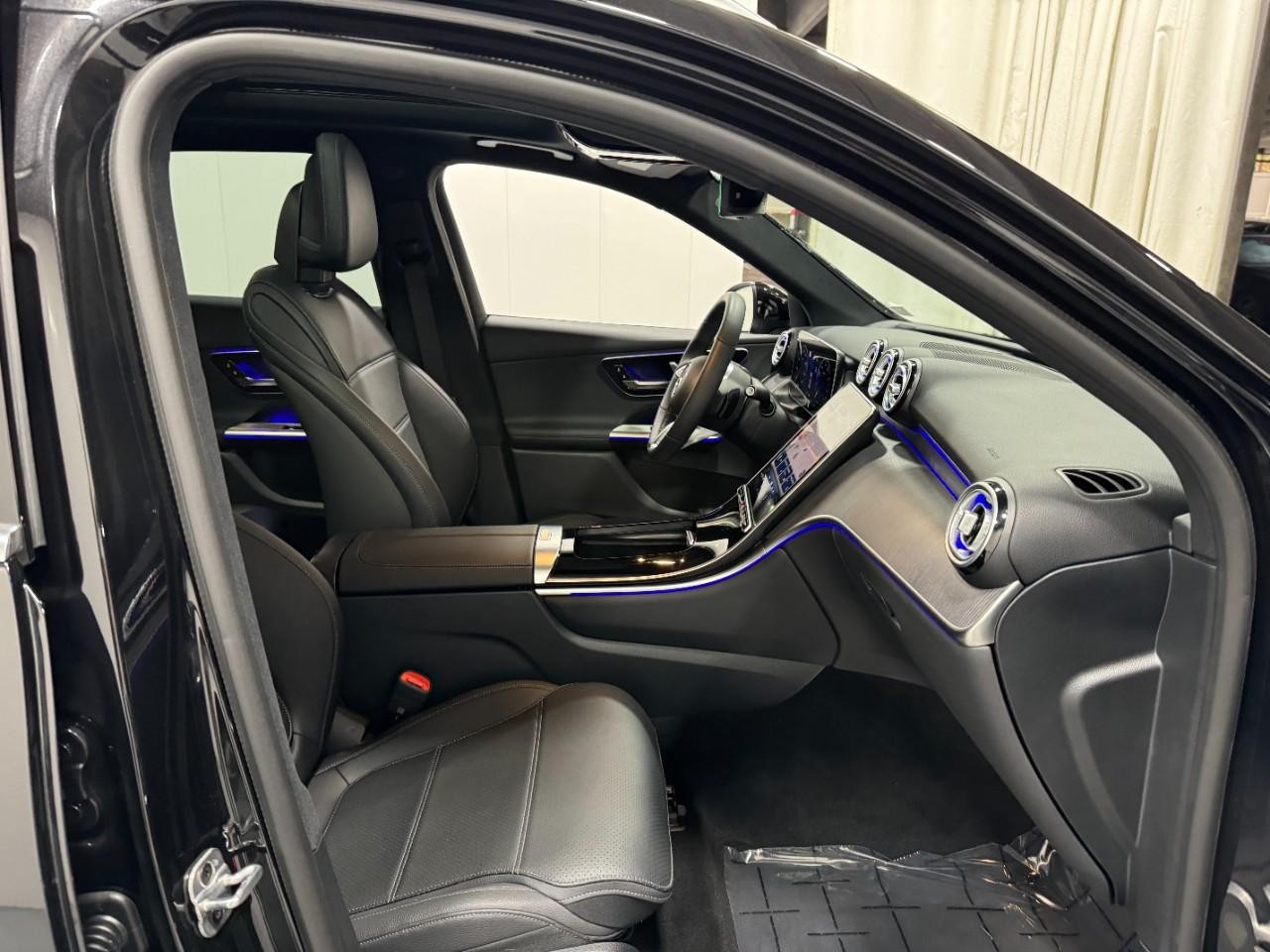 Mercedes-Benz GLC Vehicle Full-screen Gallery Image 16