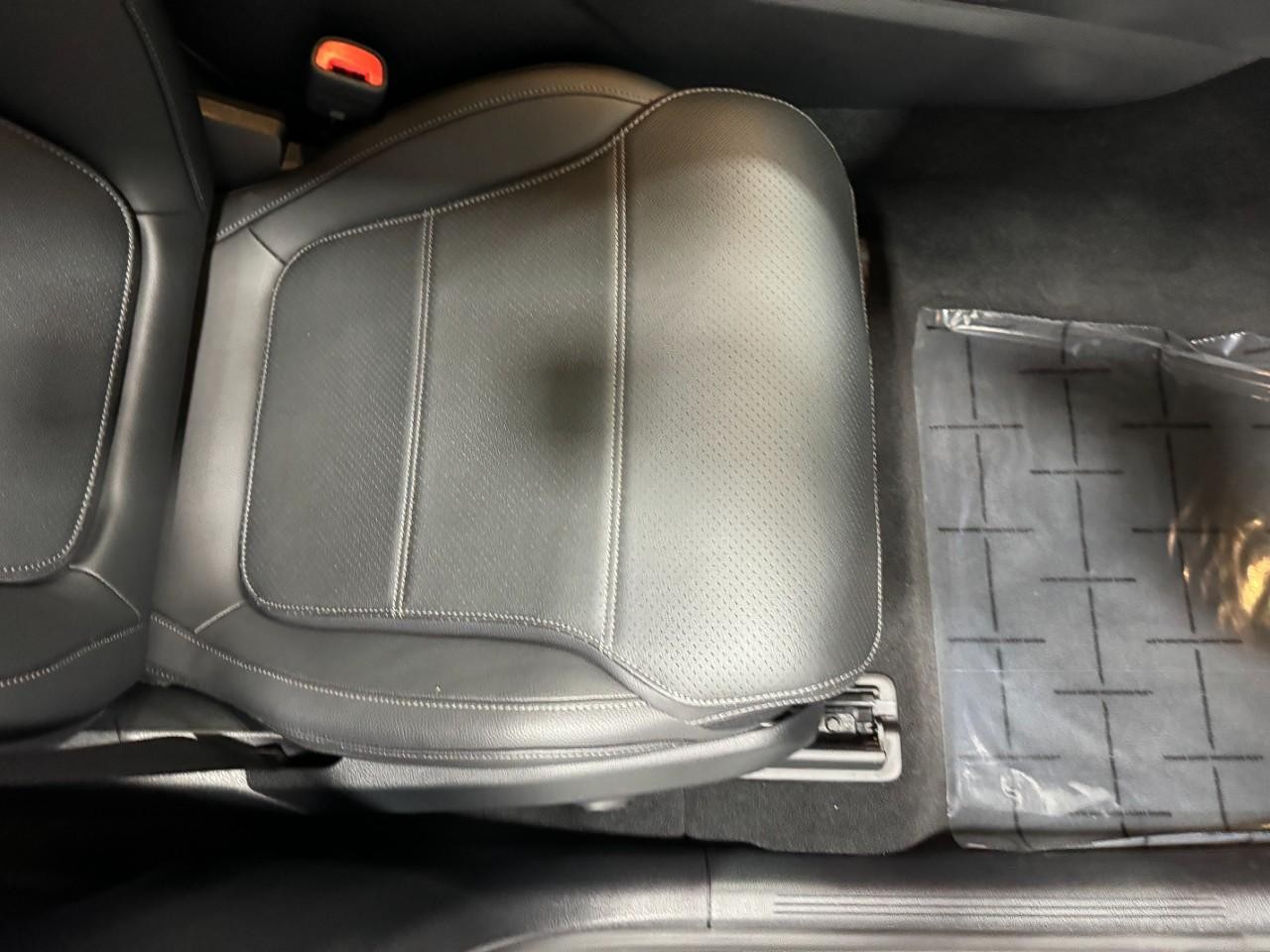 Mercedes-Benz GLC Vehicle Full-screen Gallery Image 17