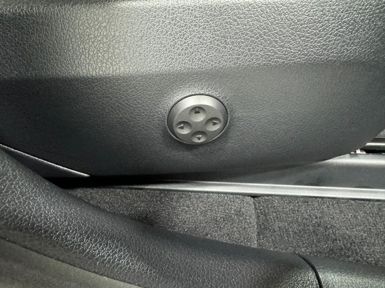 Mercedes-Benz GLC Vehicle Full-screen Gallery Image 18