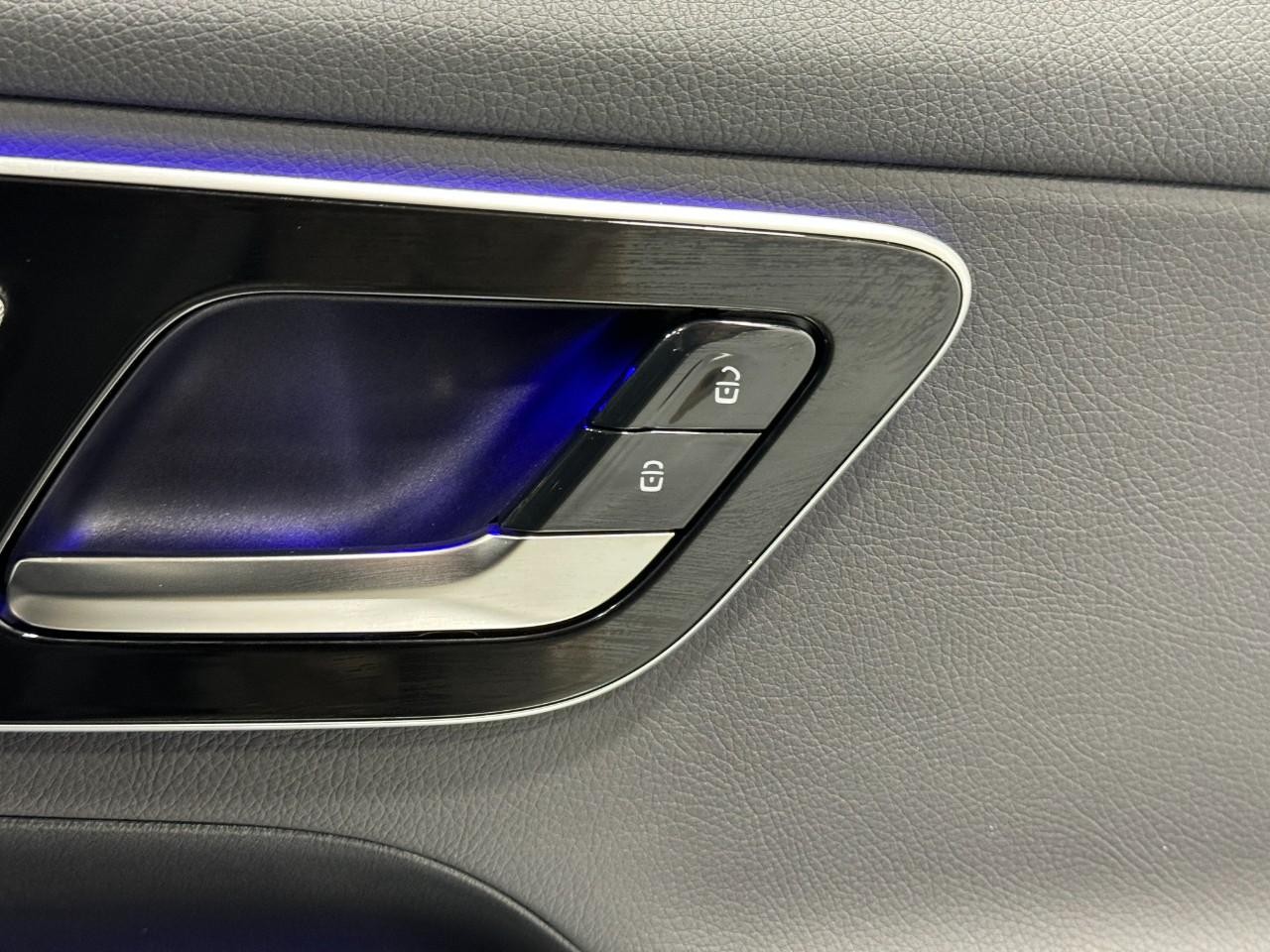 Mercedes-Benz GLC Vehicle Full-screen Gallery Image 20