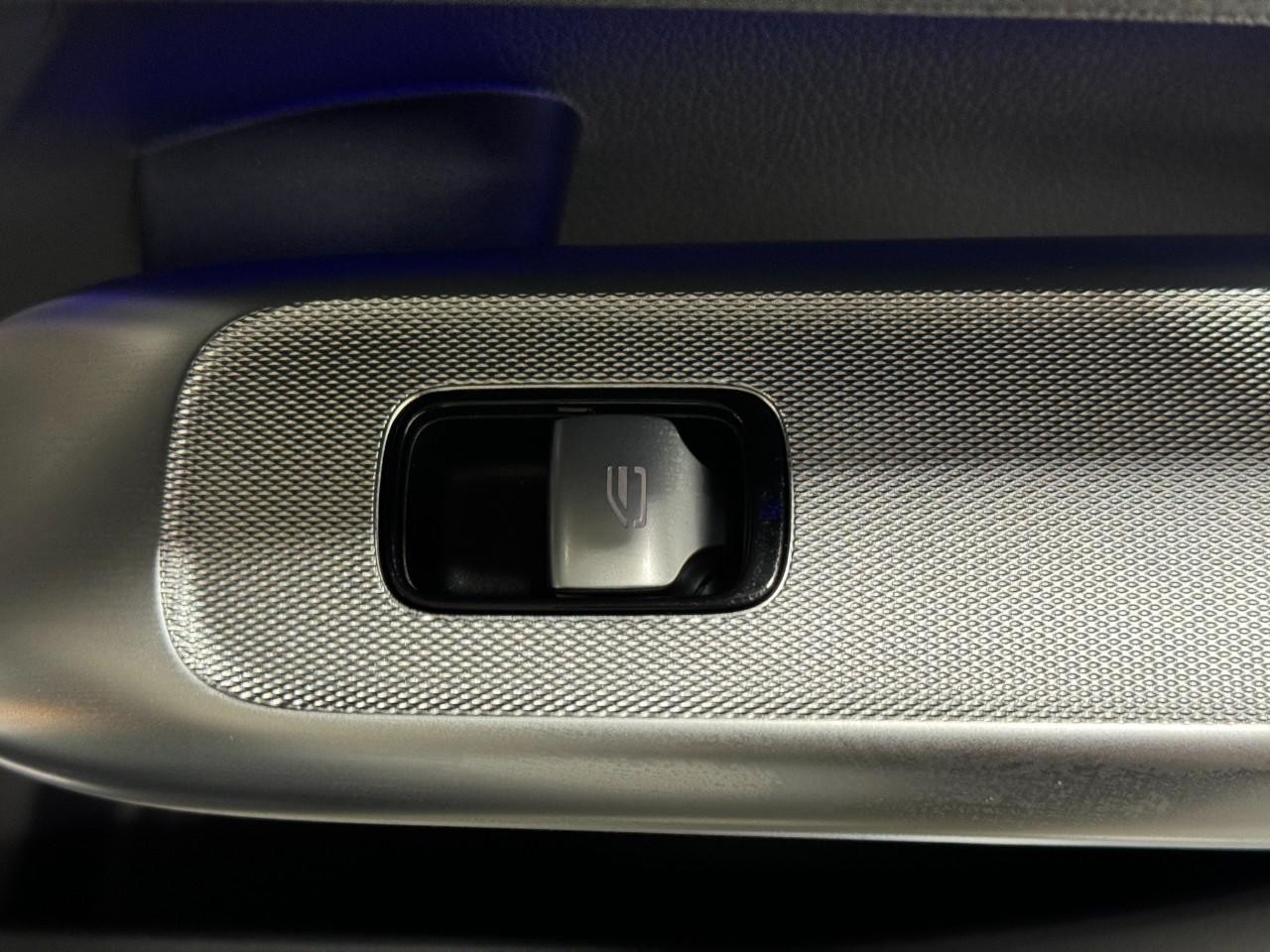 Mercedes-Benz GLC Vehicle Full-screen Gallery Image 21