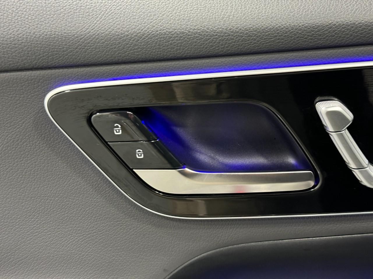 Mercedes-Benz GLC Vehicle Full-screen Gallery Image 23