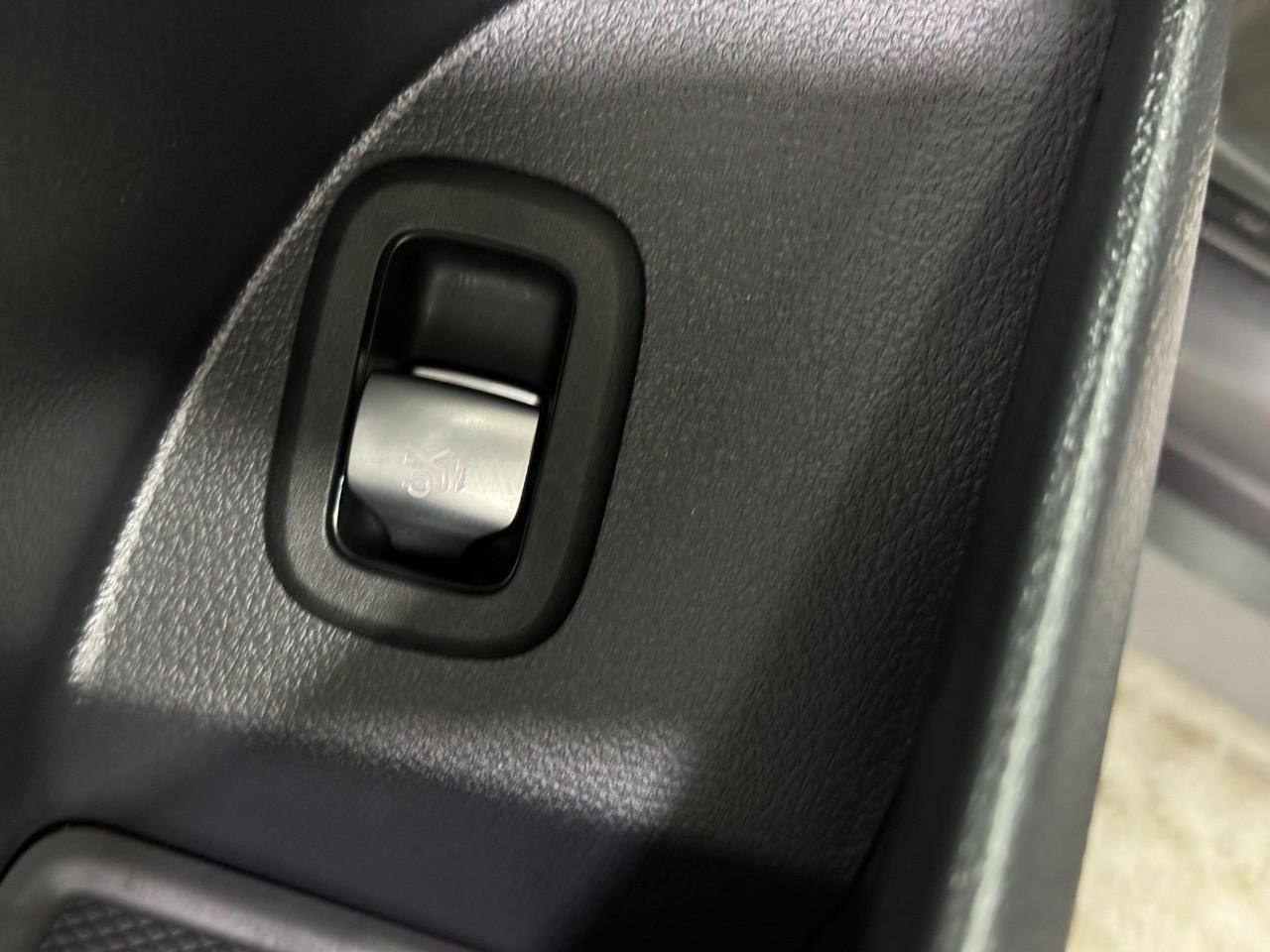 Mercedes-Benz GLC Vehicle Full-screen Gallery Image 26