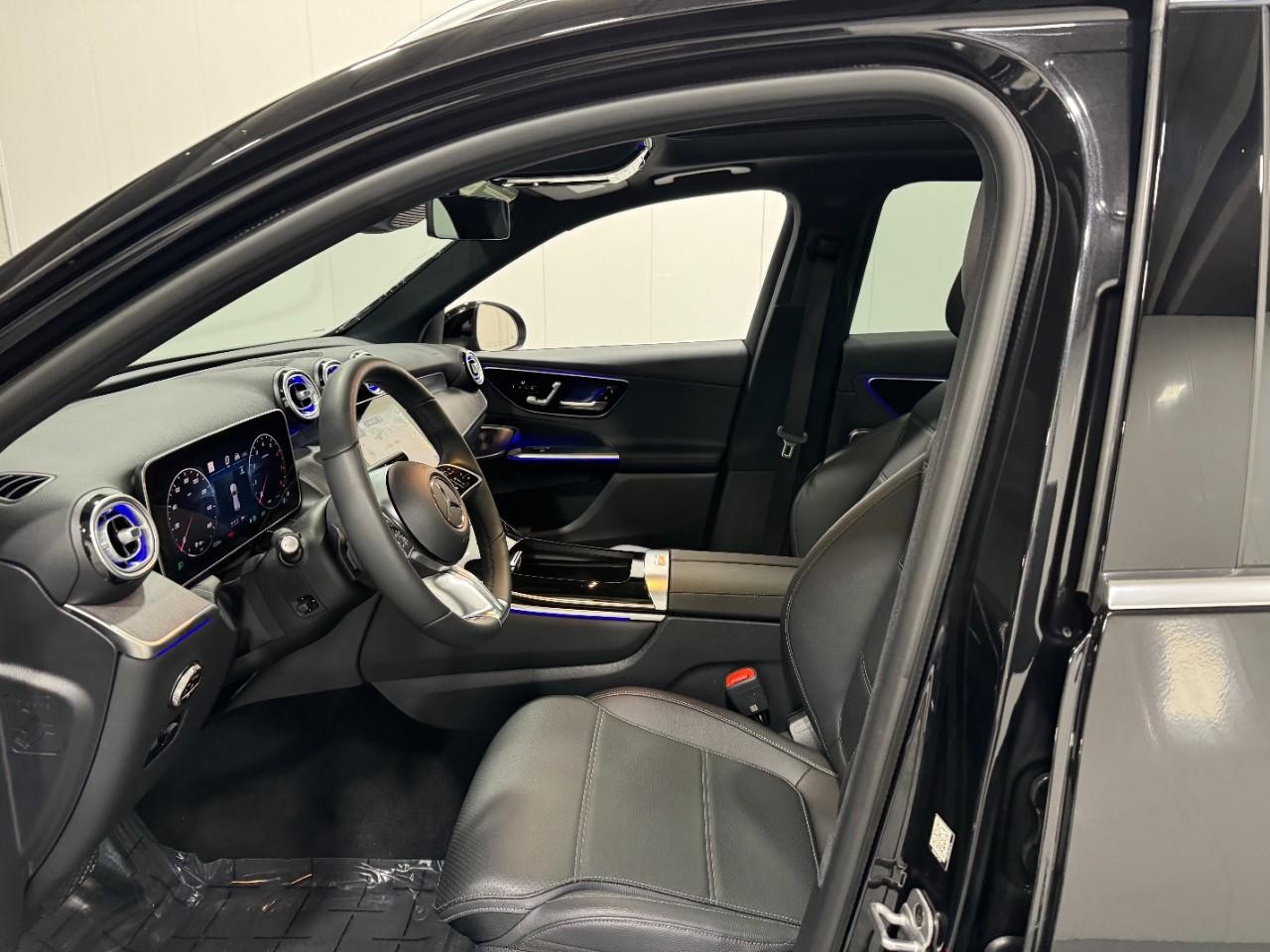 Mercedes-Benz GLC Vehicle Full-screen Gallery Image 27