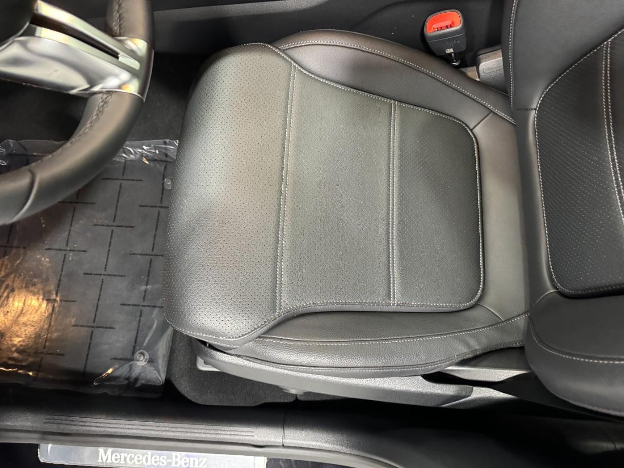 Mercedes-Benz GLC Vehicle Full-screen Gallery Image 28