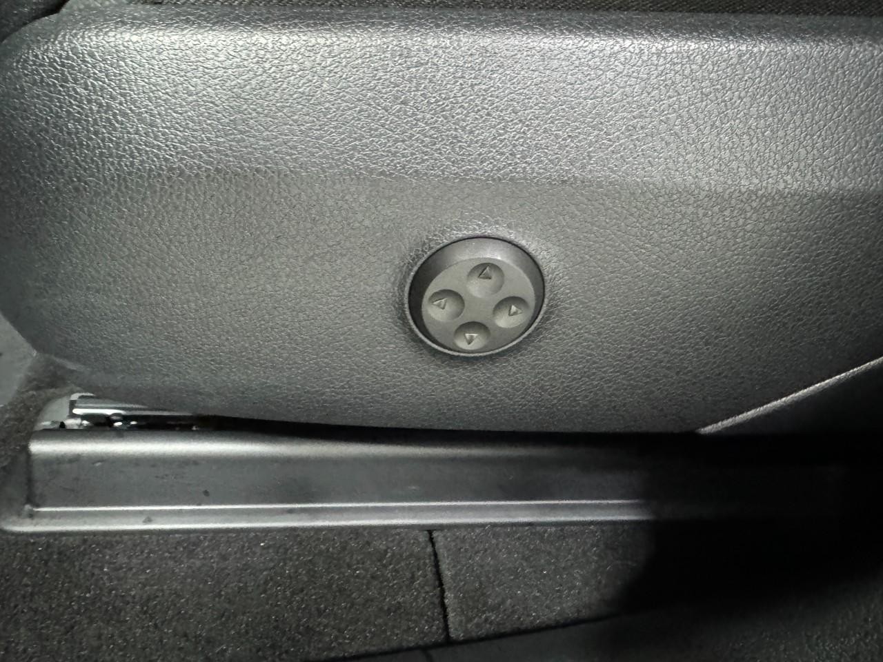 Mercedes-Benz GLC Vehicle Full-screen Gallery Image 29