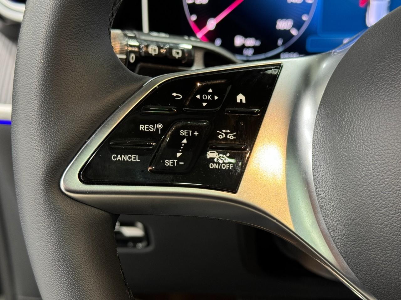 Mercedes-Benz GLC Vehicle Full-screen Gallery Image 31