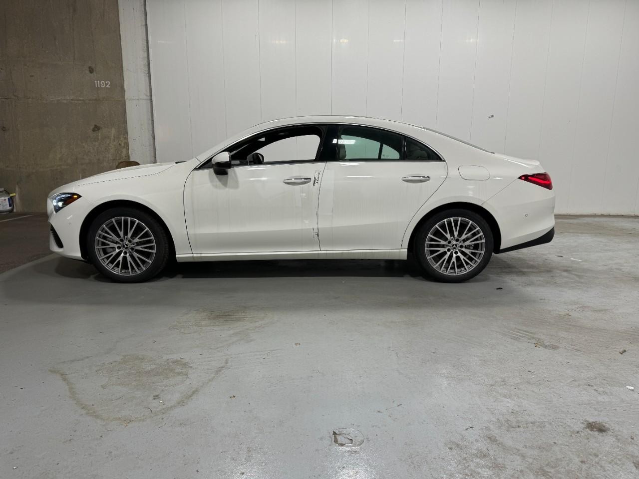 Mercedes-Benz CLA Vehicle Full-screen Gallery Image 2