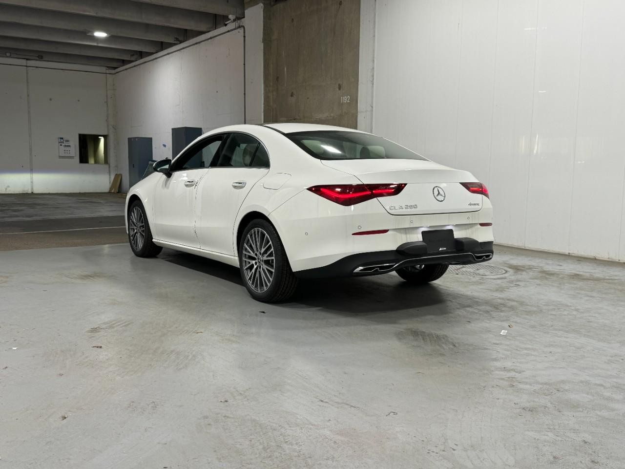 Mercedes-Benz CLA Vehicle Full-screen Gallery Image 3