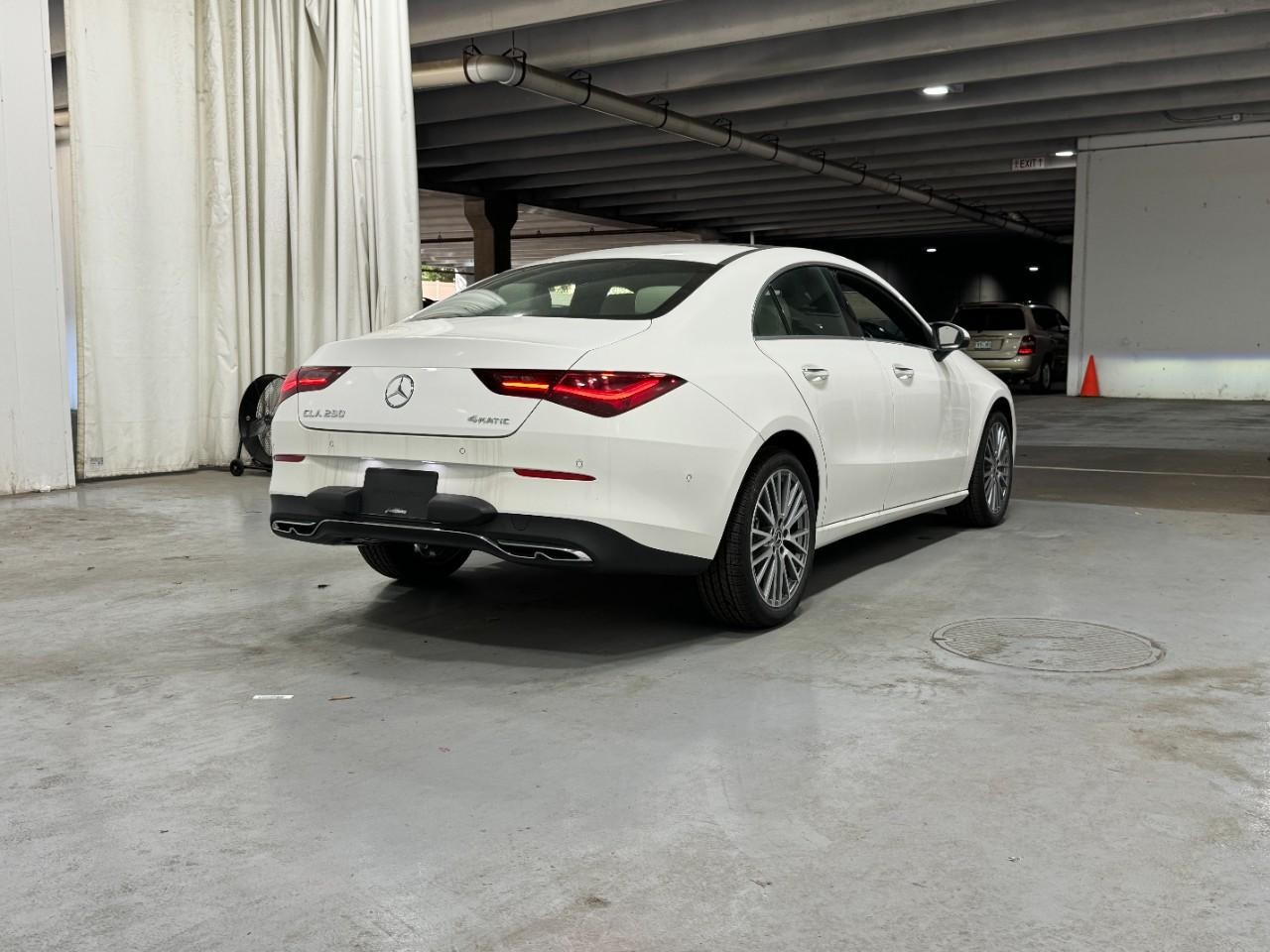 Mercedes-Benz CLA Vehicle Full-screen Gallery Image 4