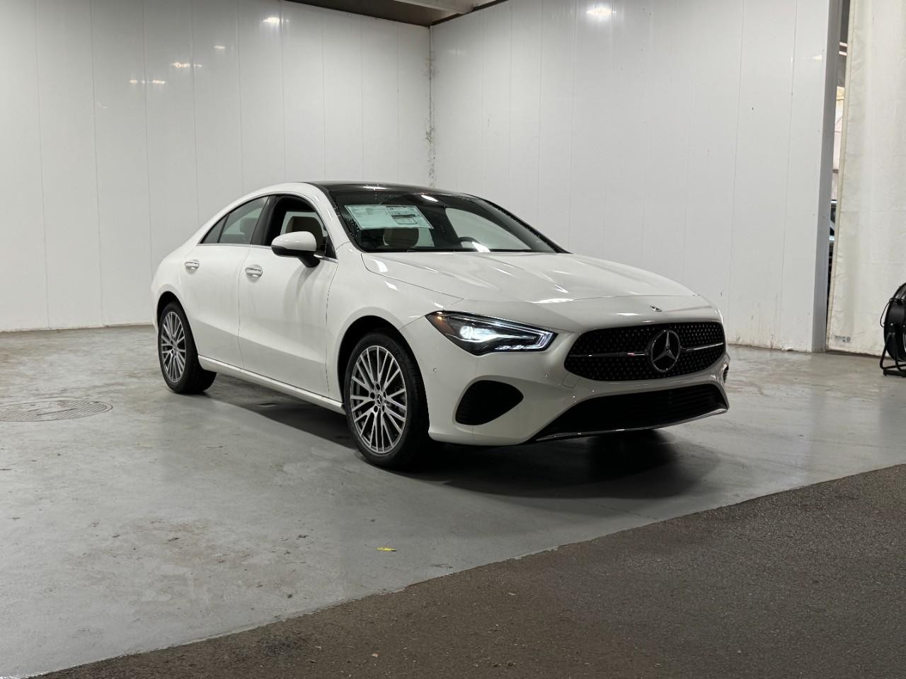 Mercedes-Benz CLA Vehicle Full-screen Gallery Image 6