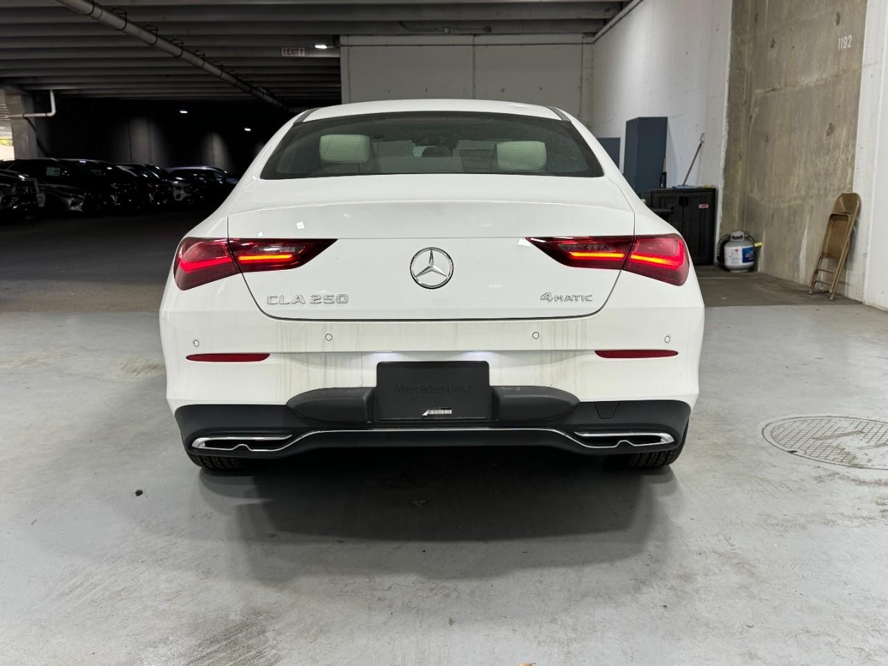 Mercedes-Benz CLA Vehicle Full-screen Gallery Image 9