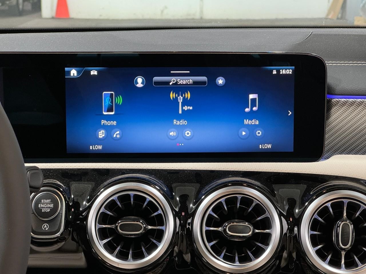 Mercedes-Benz CLA Vehicle Full-screen Gallery Image 14