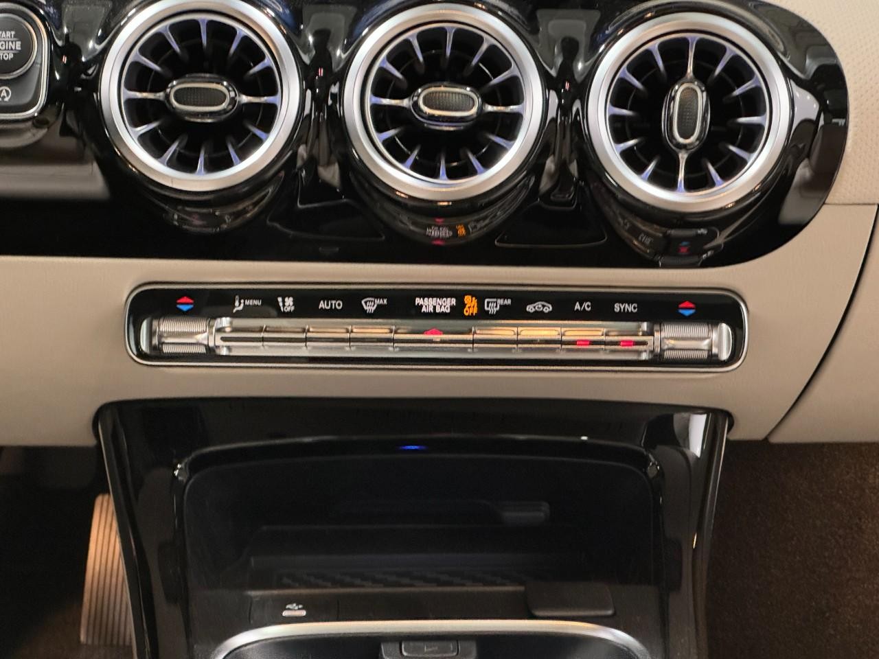 Mercedes-Benz CLA Vehicle Full-screen Gallery Image 15