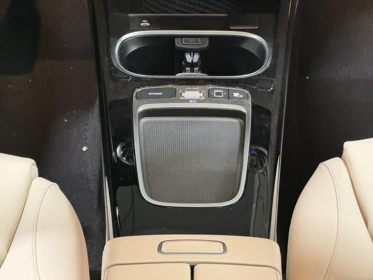 Mercedes-Benz CLA Vehicle Full-screen Gallery Image 16