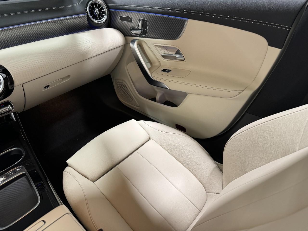 Mercedes-Benz CLA Vehicle Full-screen Gallery Image 17