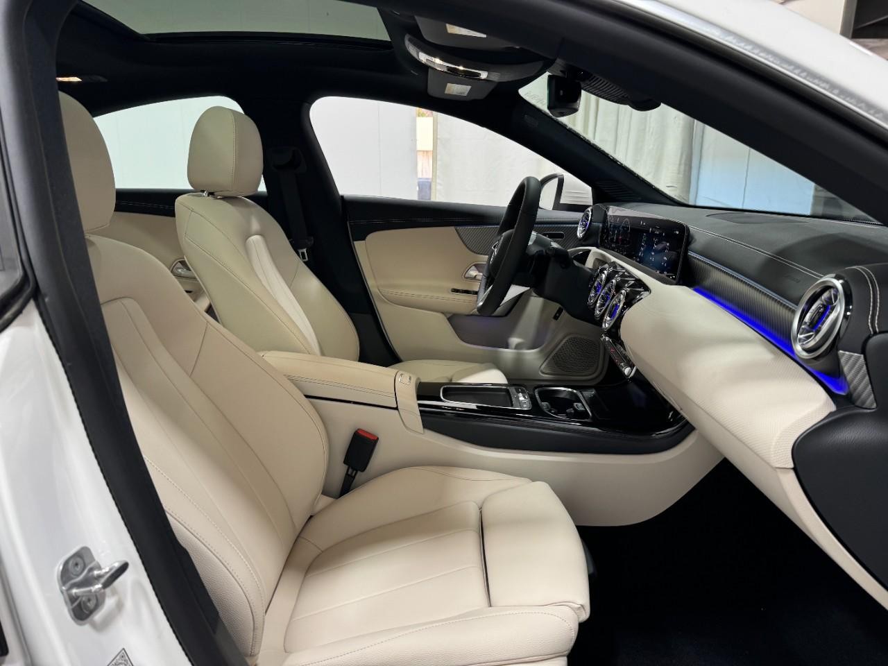 Mercedes-Benz CLA Vehicle Full-screen Gallery Image 18