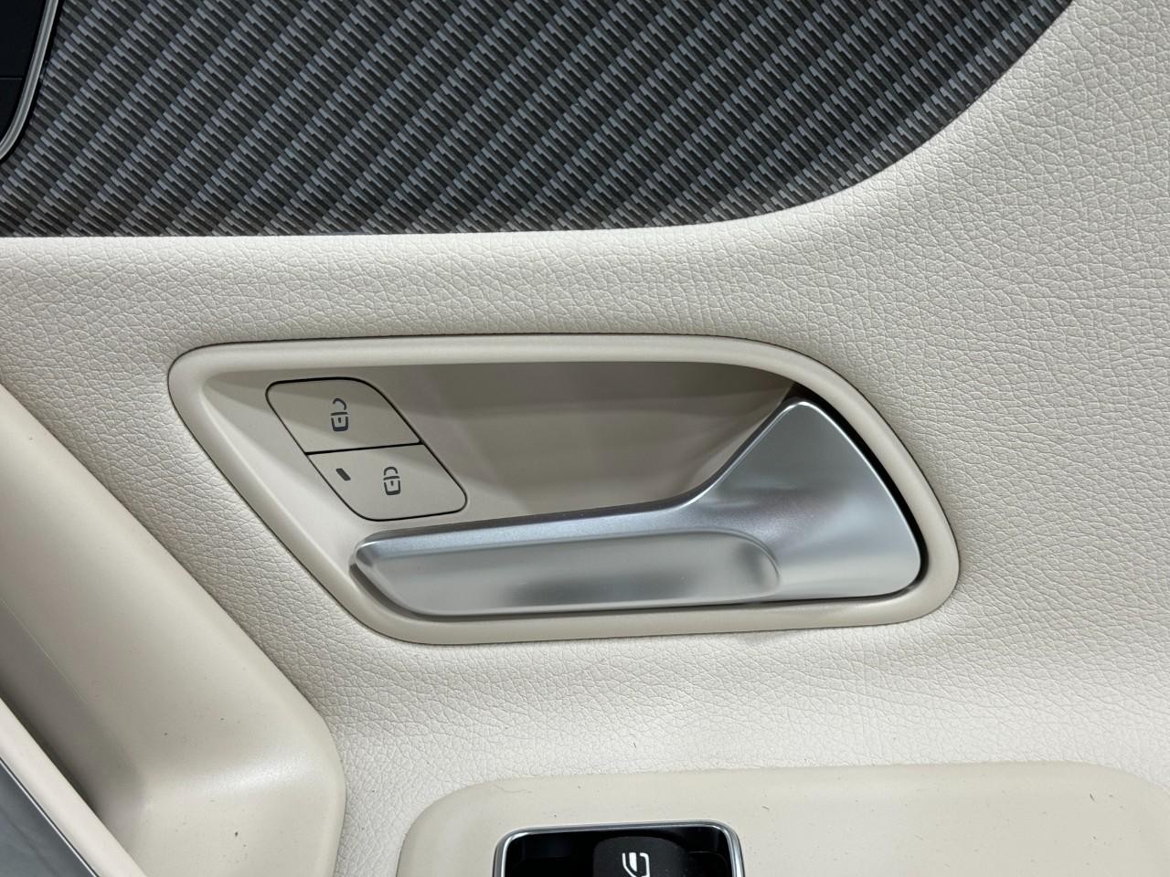 Mercedes-Benz CLA Vehicle Full-screen Gallery Image 22