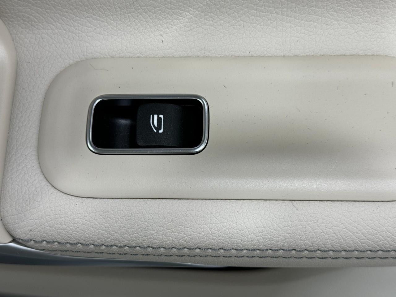 Mercedes-Benz CLA Vehicle Full-screen Gallery Image 23