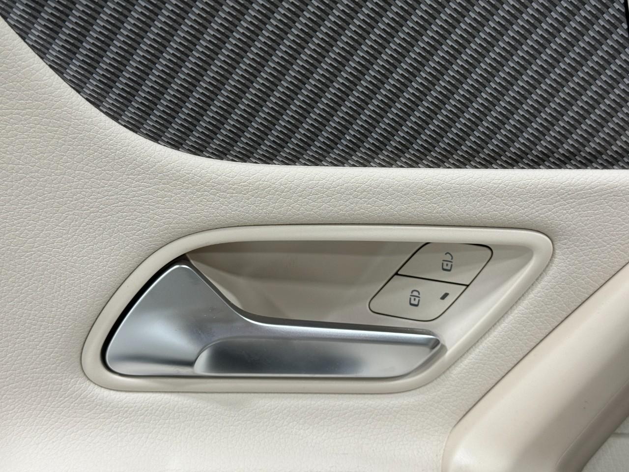 Mercedes-Benz CLA Vehicle Full-screen Gallery Image 25