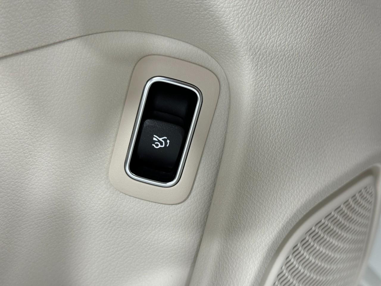 Mercedes-Benz CLA Vehicle Full-screen Gallery Image 27