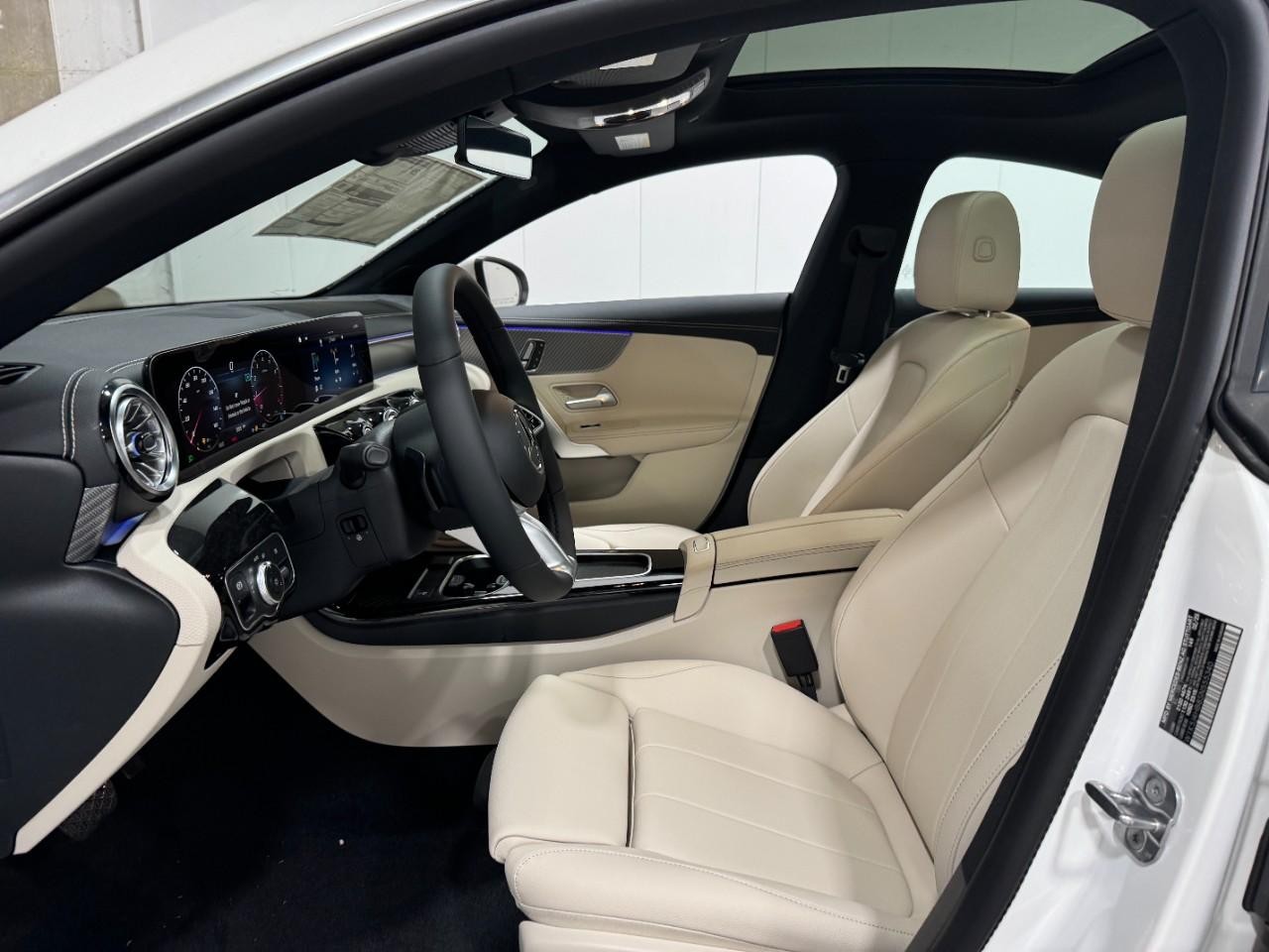 Mercedes-Benz CLA Vehicle Full-screen Gallery Image 28