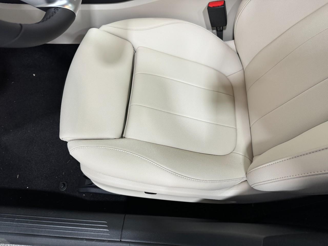 Mercedes-Benz CLA Vehicle Full-screen Gallery Image 29