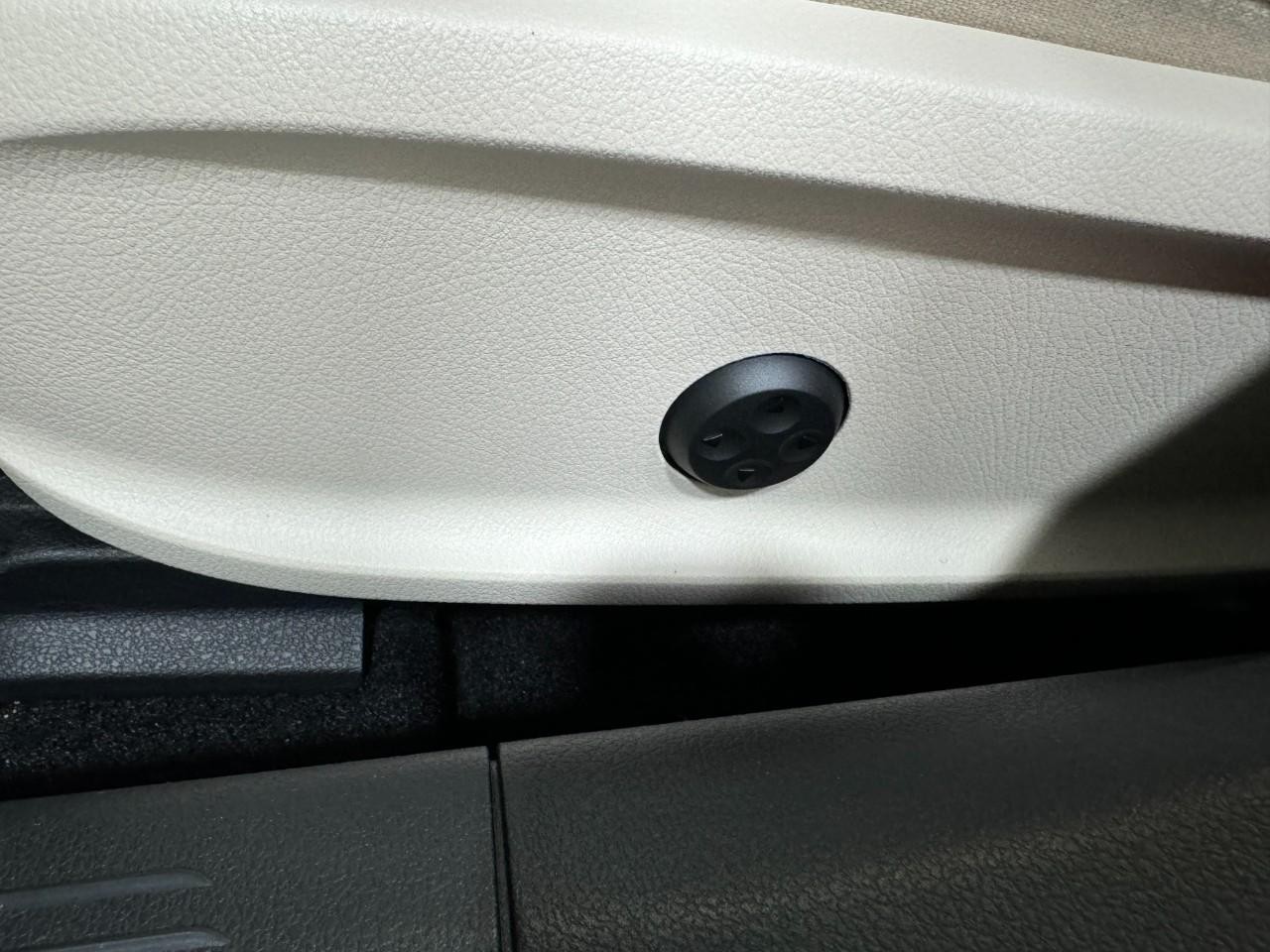 Mercedes-Benz CLA Vehicle Full-screen Gallery Image 30