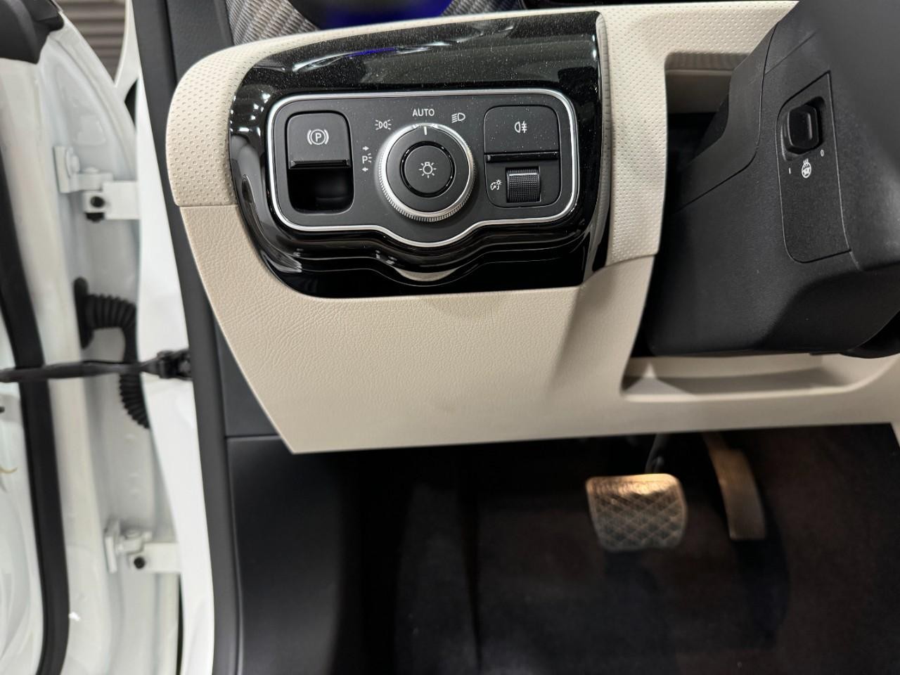 Mercedes-Benz CLA Vehicle Full-screen Gallery Image 31