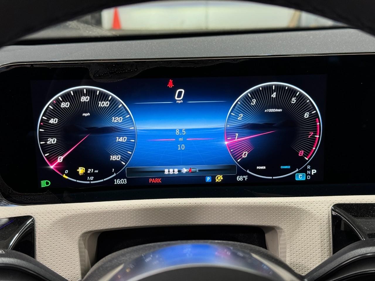 Mercedes-Benz CLA Vehicle Full-screen Gallery Image 34