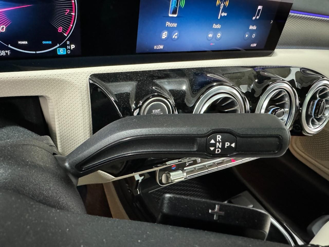 Mercedes-Benz CLA Vehicle Full-screen Gallery Image 35