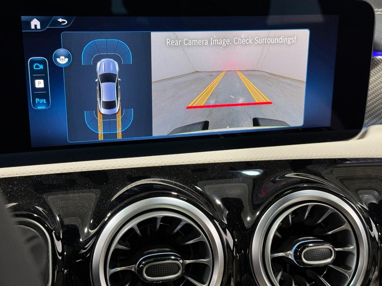 Mercedes-Benz CLA Vehicle Full-screen Gallery Image 36