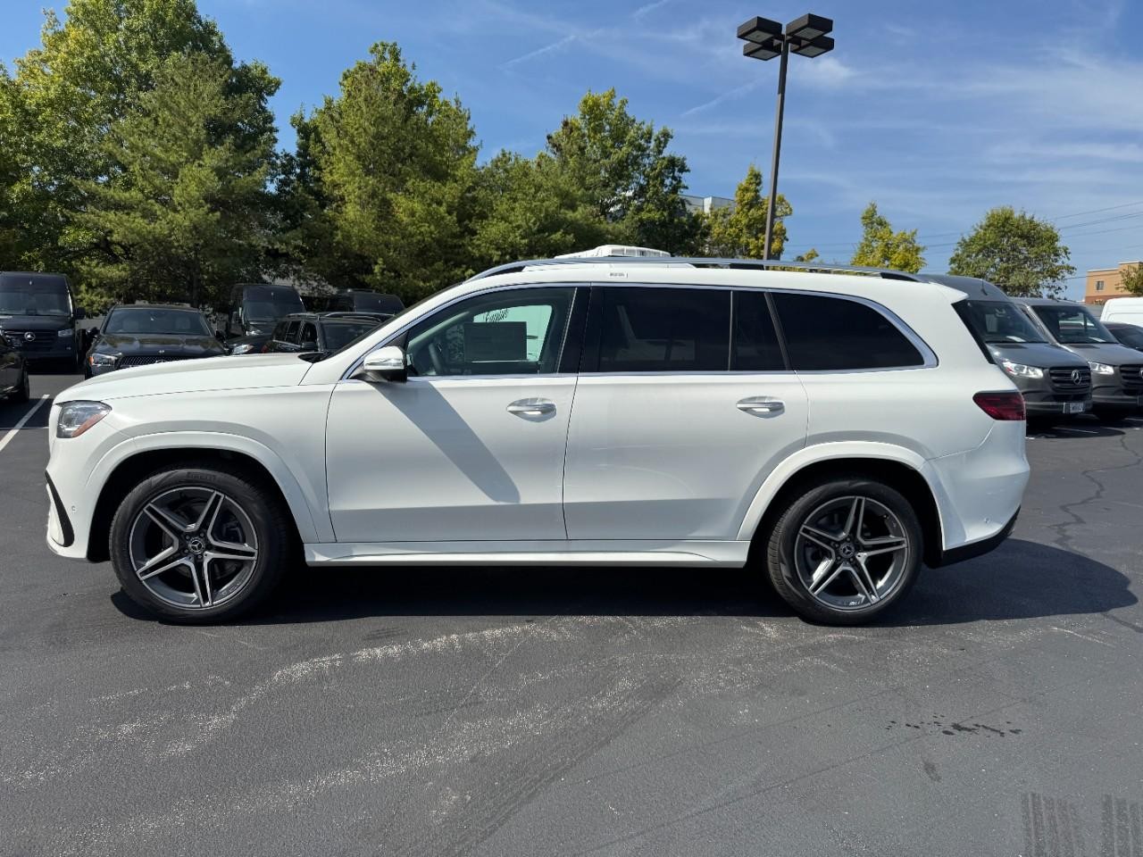 Mercedes-Benz GLS Vehicle Full-screen Gallery Image 2