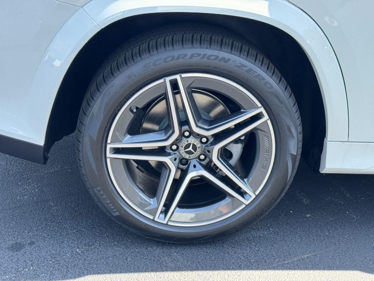 Mercedes-Benz GLS Vehicle Full-screen Gallery Image 6