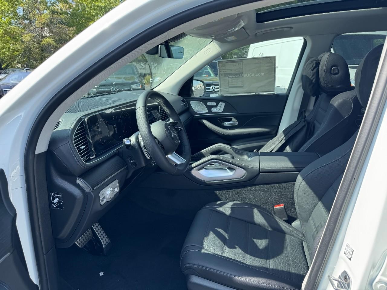 Mercedes-Benz GLS Vehicle Full-screen Gallery Image 9