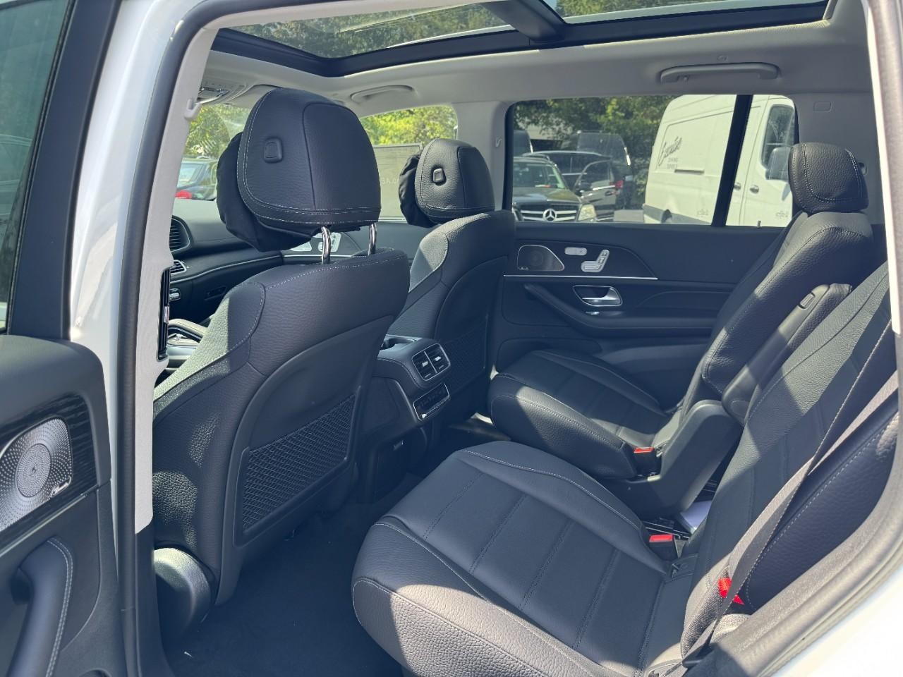 Mercedes-Benz GLS Vehicle Full-screen Gallery Image 10