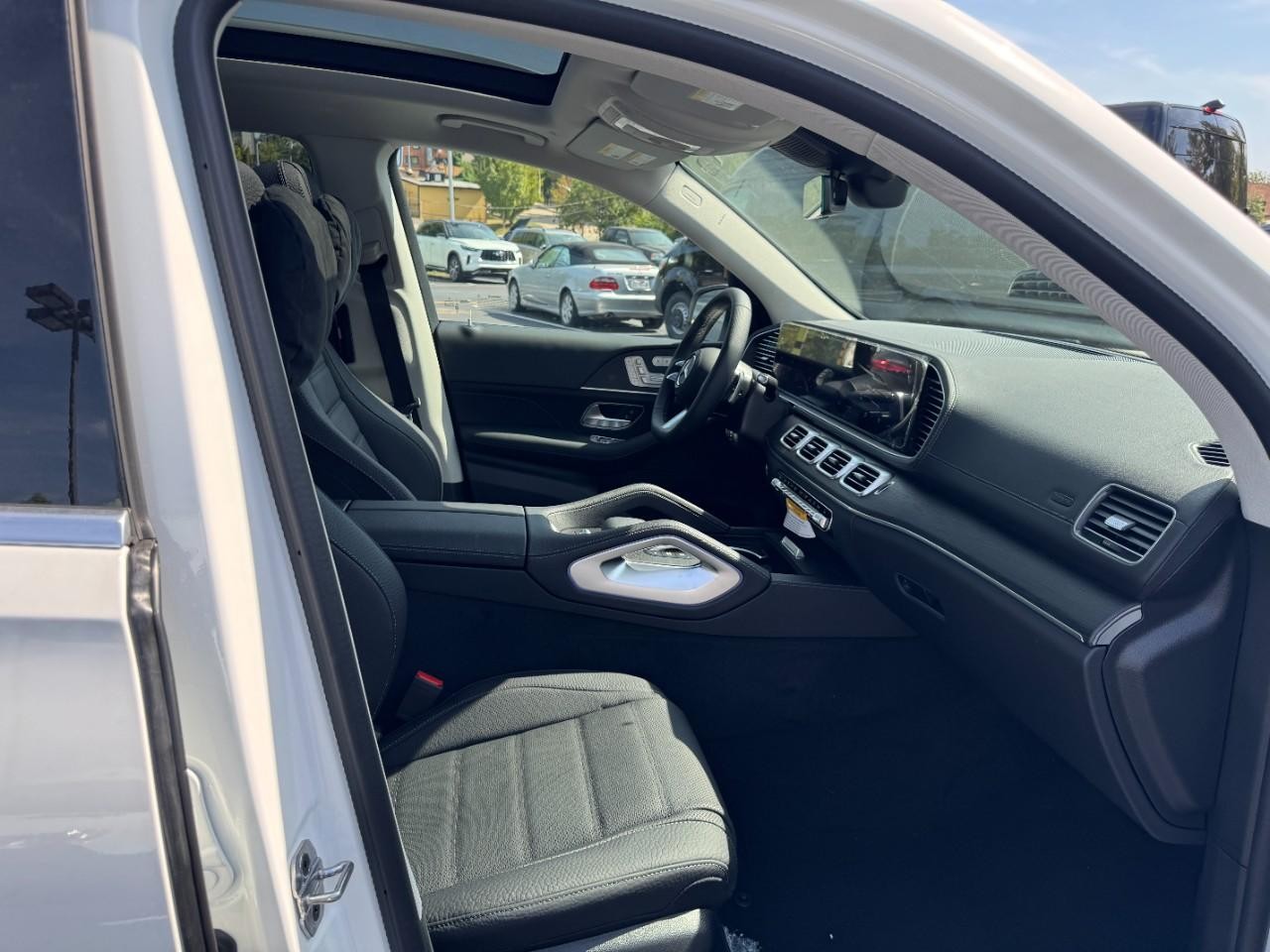 Mercedes-Benz GLS Vehicle Full-screen Gallery Image 11