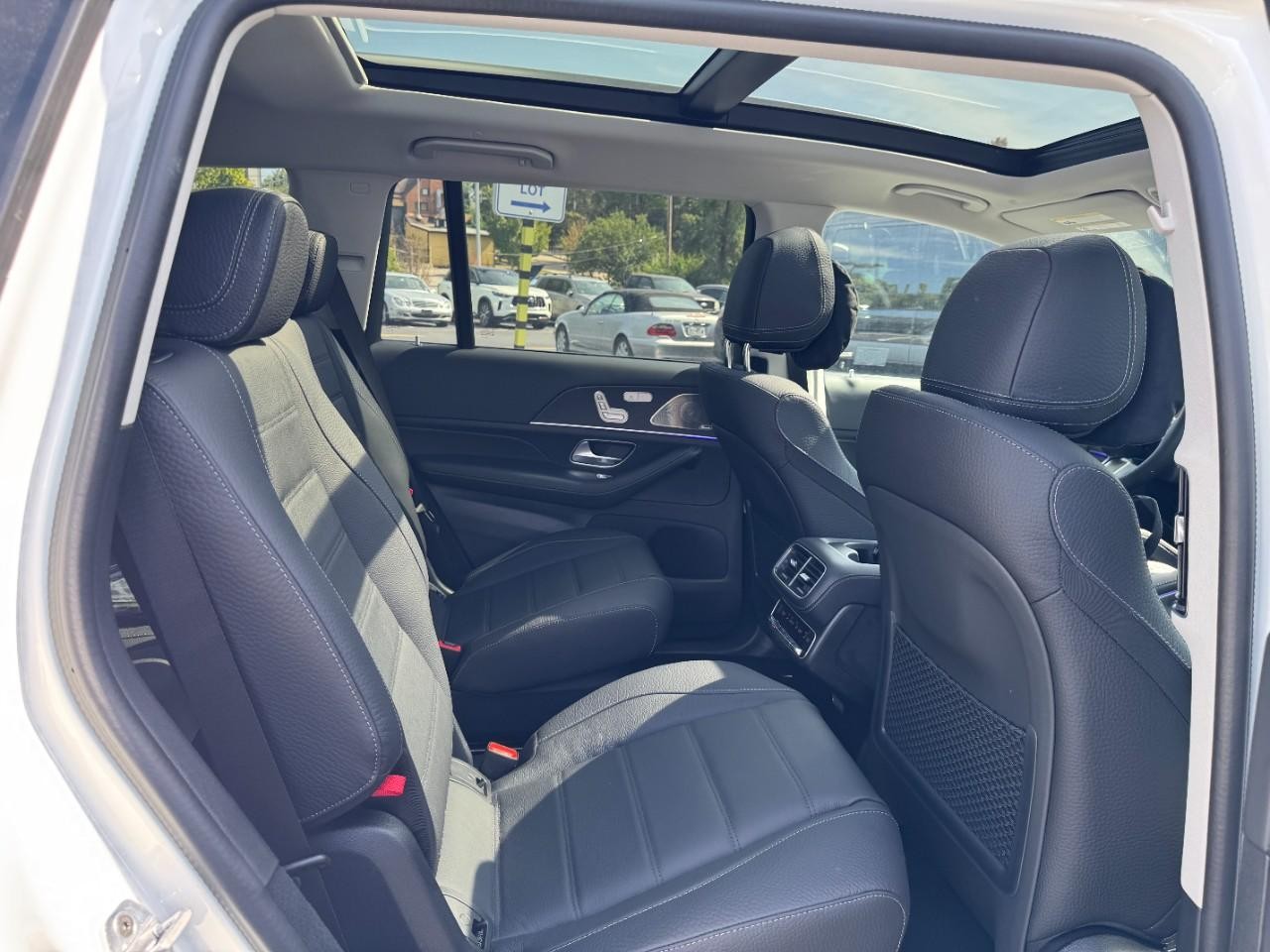 Mercedes-Benz GLS Vehicle Full-screen Gallery Image 12