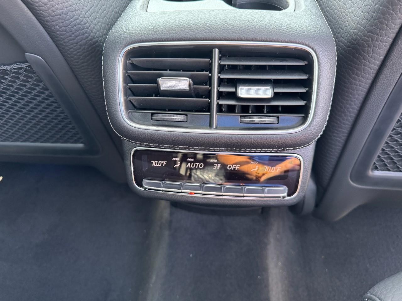 Mercedes-Benz GLS Vehicle Full-screen Gallery Image 19