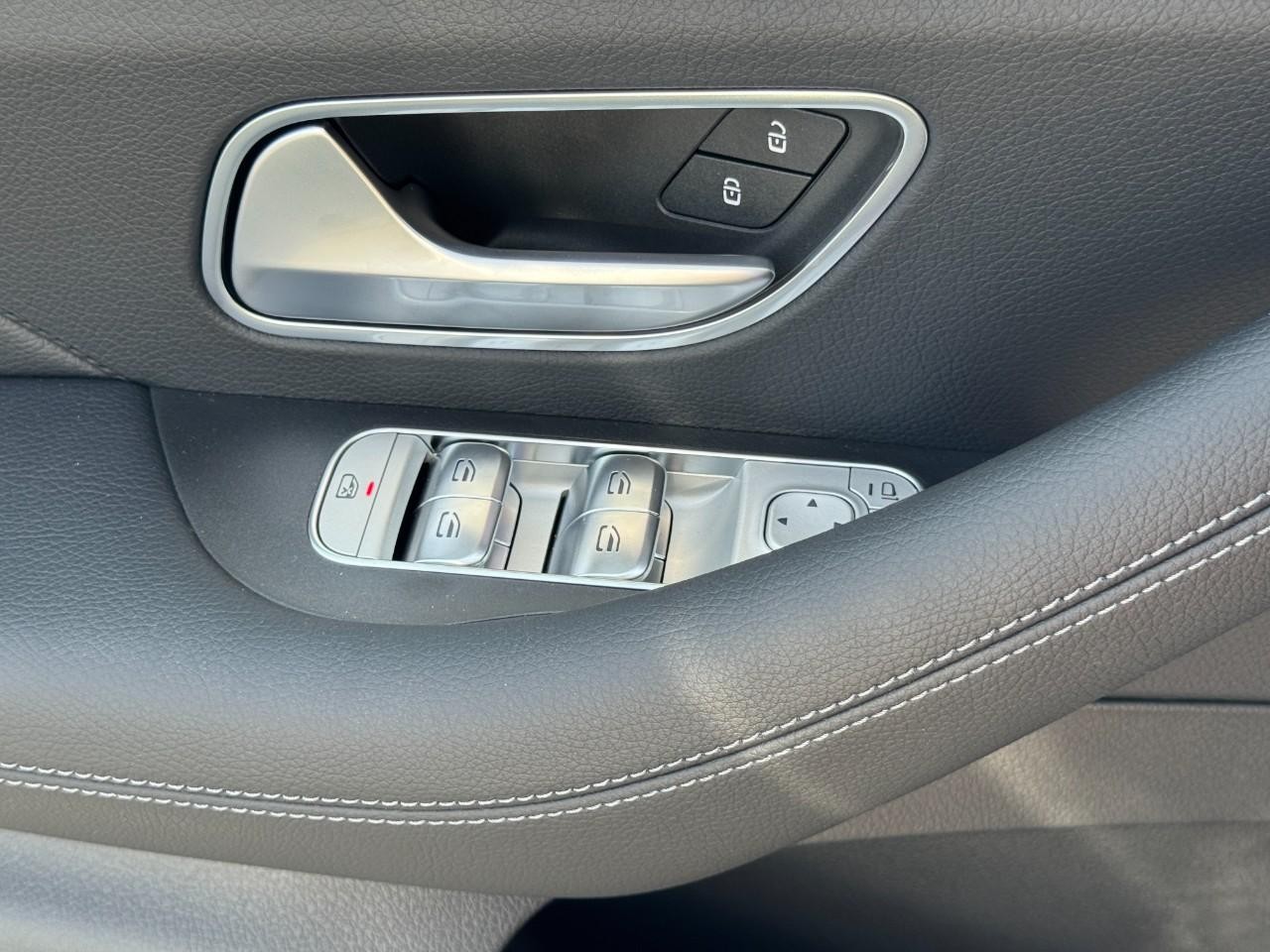 Mercedes-Benz GLS Vehicle Full-screen Gallery Image 29