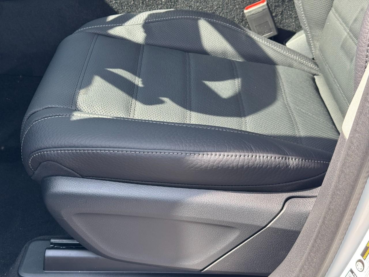 Mercedes-Benz GLS Vehicle Full-screen Gallery Image 31