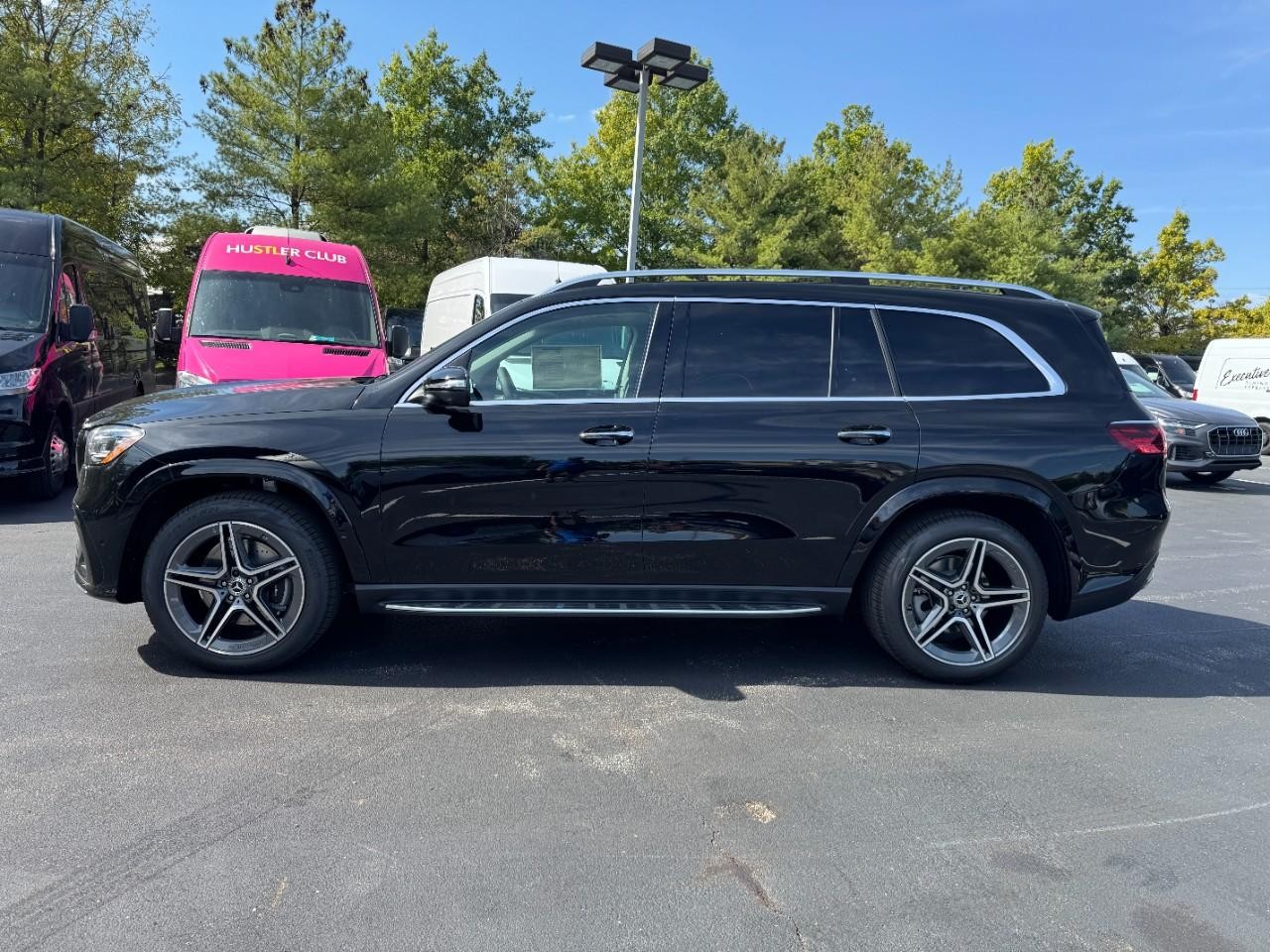 Mercedes-Benz GLS Vehicle Full-screen Gallery Image 2