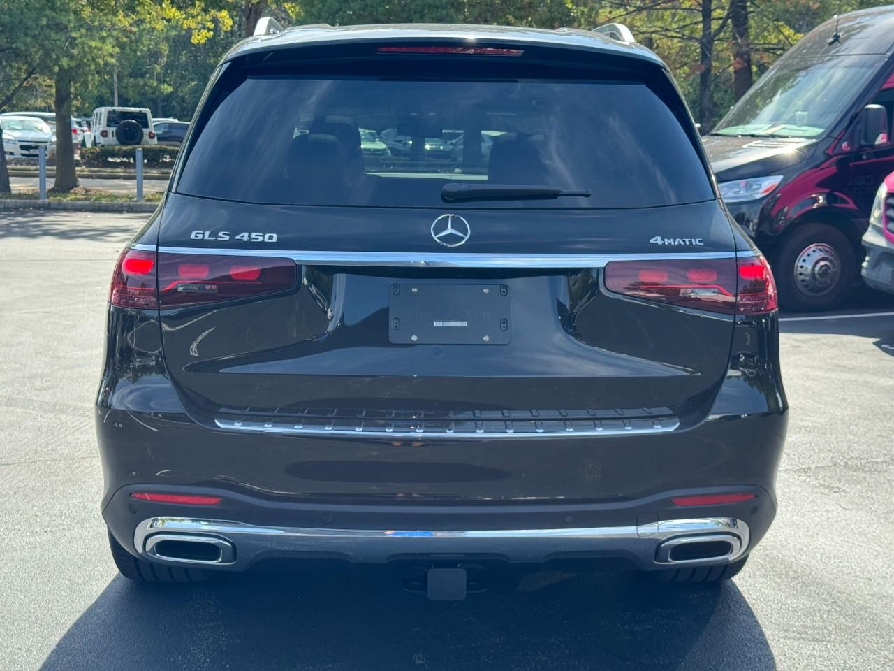 Mercedes-Benz GLS Vehicle Full-screen Gallery Image 4