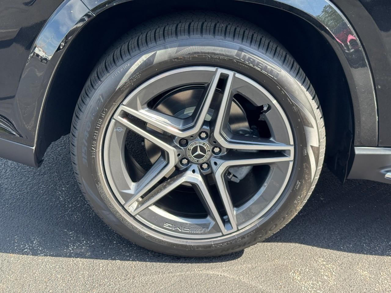 Mercedes-Benz GLS Vehicle Full-screen Gallery Image 6