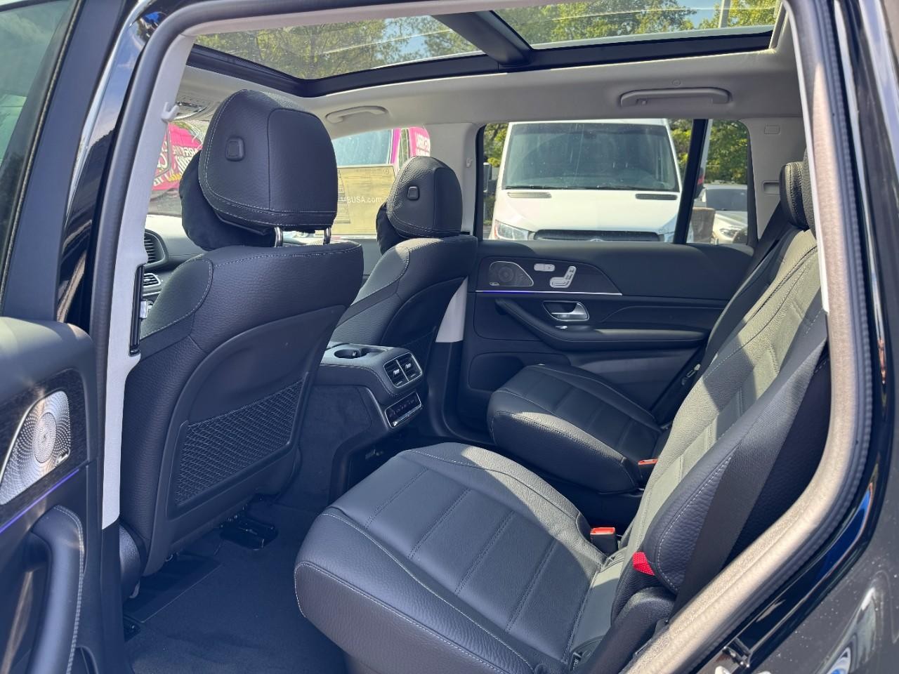 Mercedes-Benz GLS Vehicle Full-screen Gallery Image 10