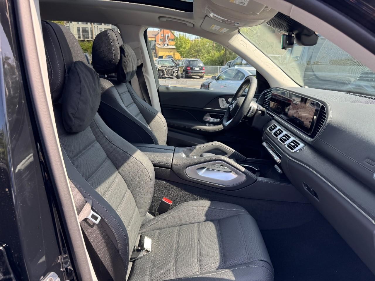 Mercedes-Benz GLS Vehicle Full-screen Gallery Image 12