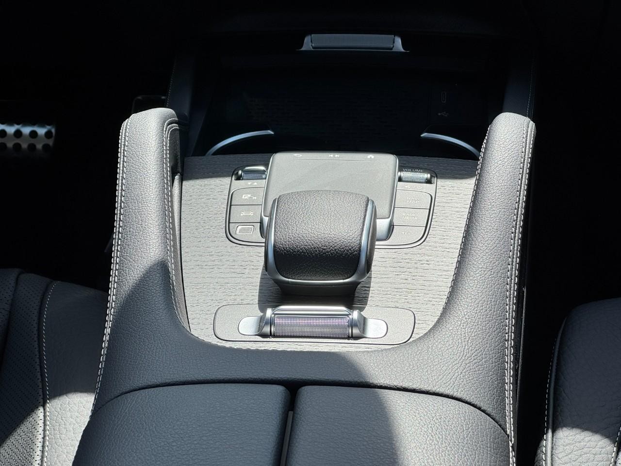 Mercedes-Benz GLS Vehicle Full-screen Gallery Image 17