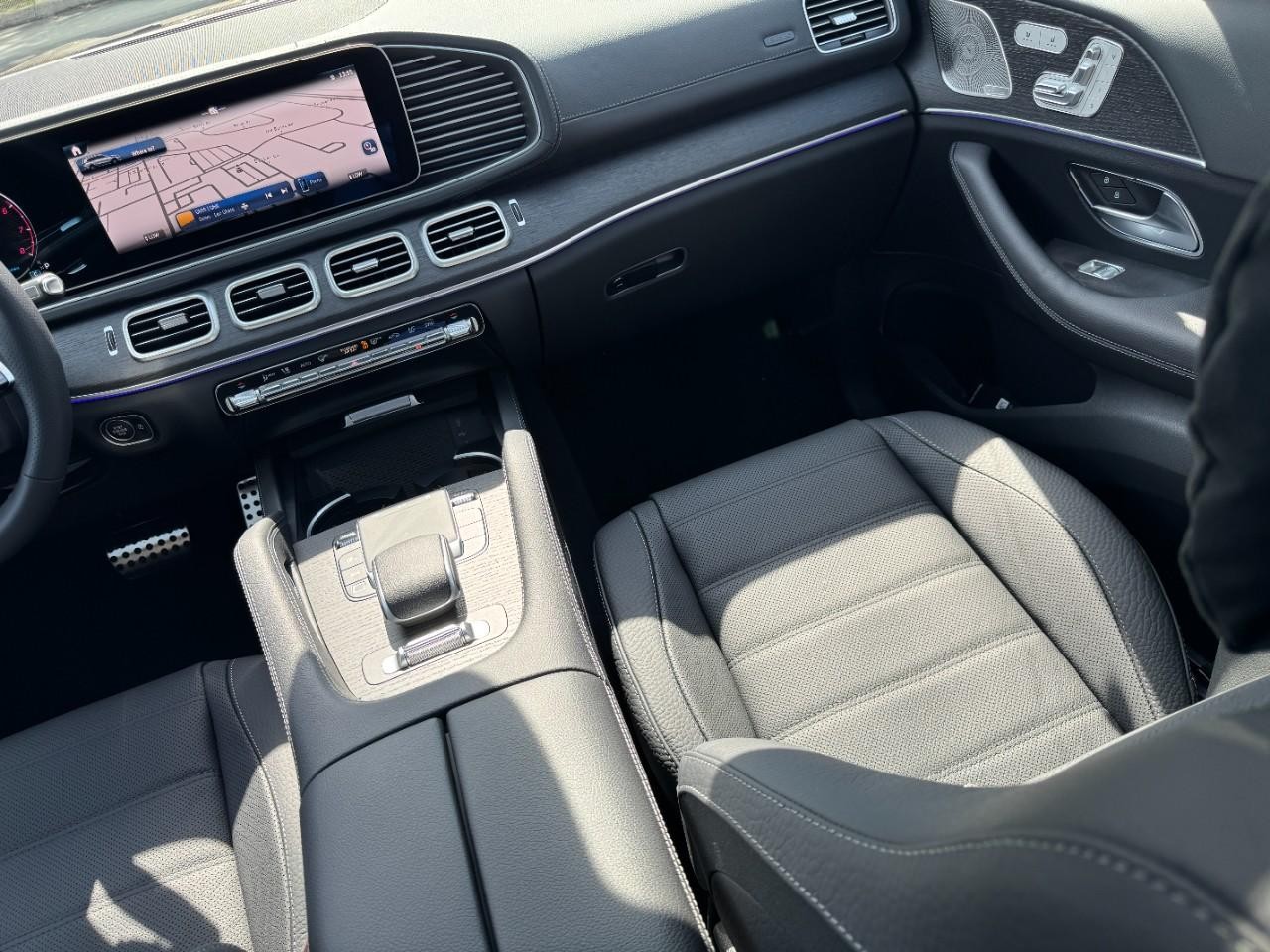 Mercedes-Benz GLS Vehicle Full-screen Gallery Image 18