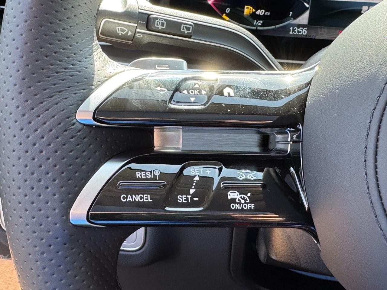 Mercedes-Benz GLS Vehicle Full-screen Gallery Image 21